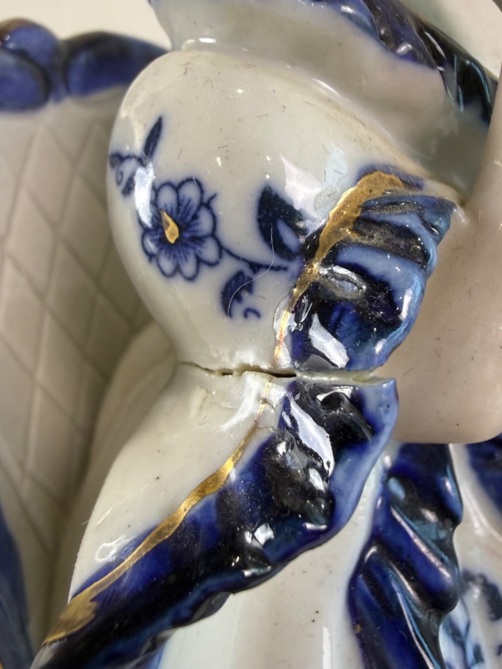 Blue & White Porcelain Lady Figurine Seated Woman Reading Delft Style Gold Trim - Picture 9 of 11